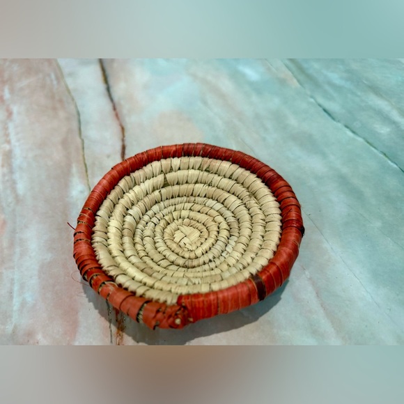5/$20 Hand woven traditional palm fiber basket, NWOT, jewelry catch all - Picture 3 of 5